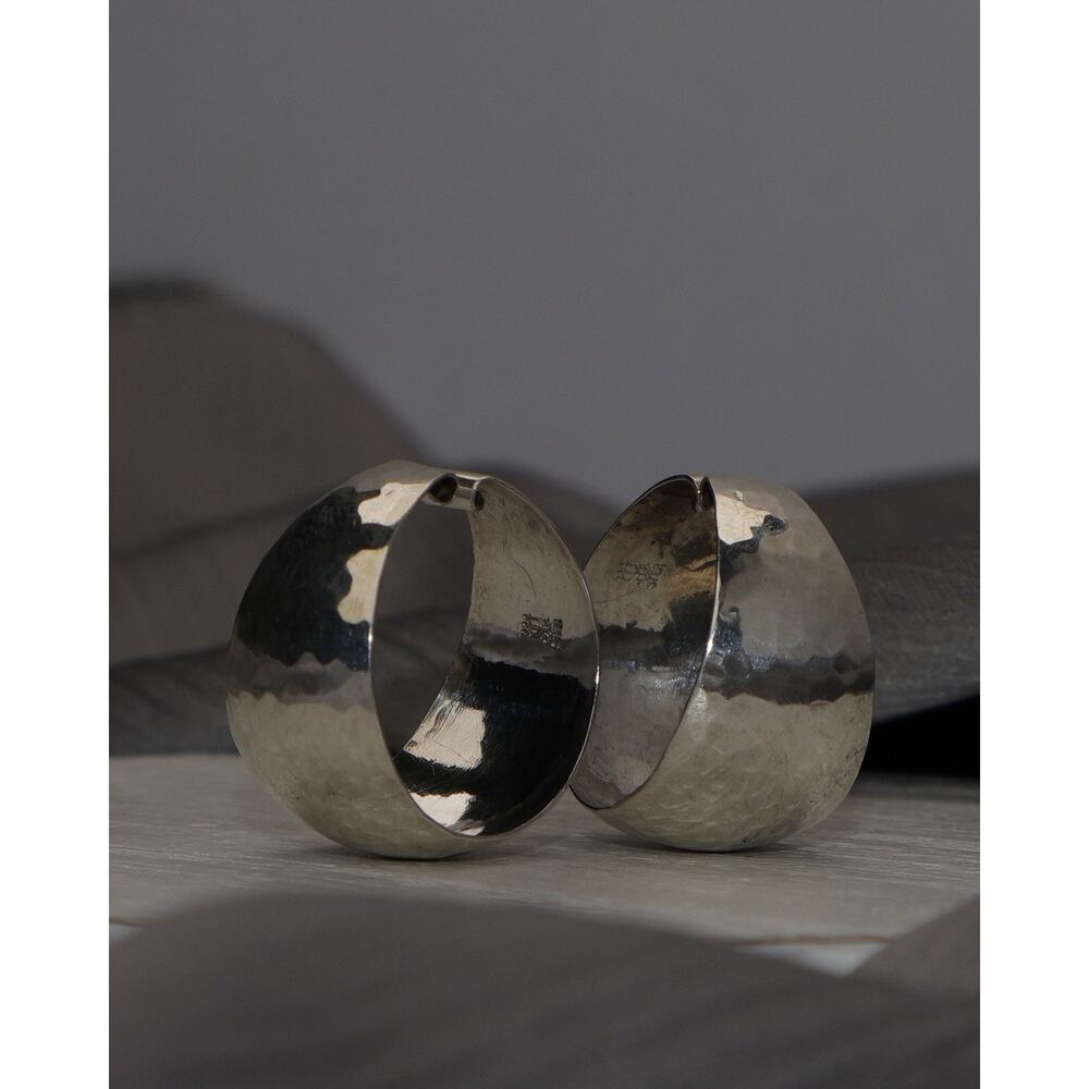 Retired James Avery Sterling Bola Style Hammered Hoop Earrings 3.5G / 0.7in - Picture 3 of 3